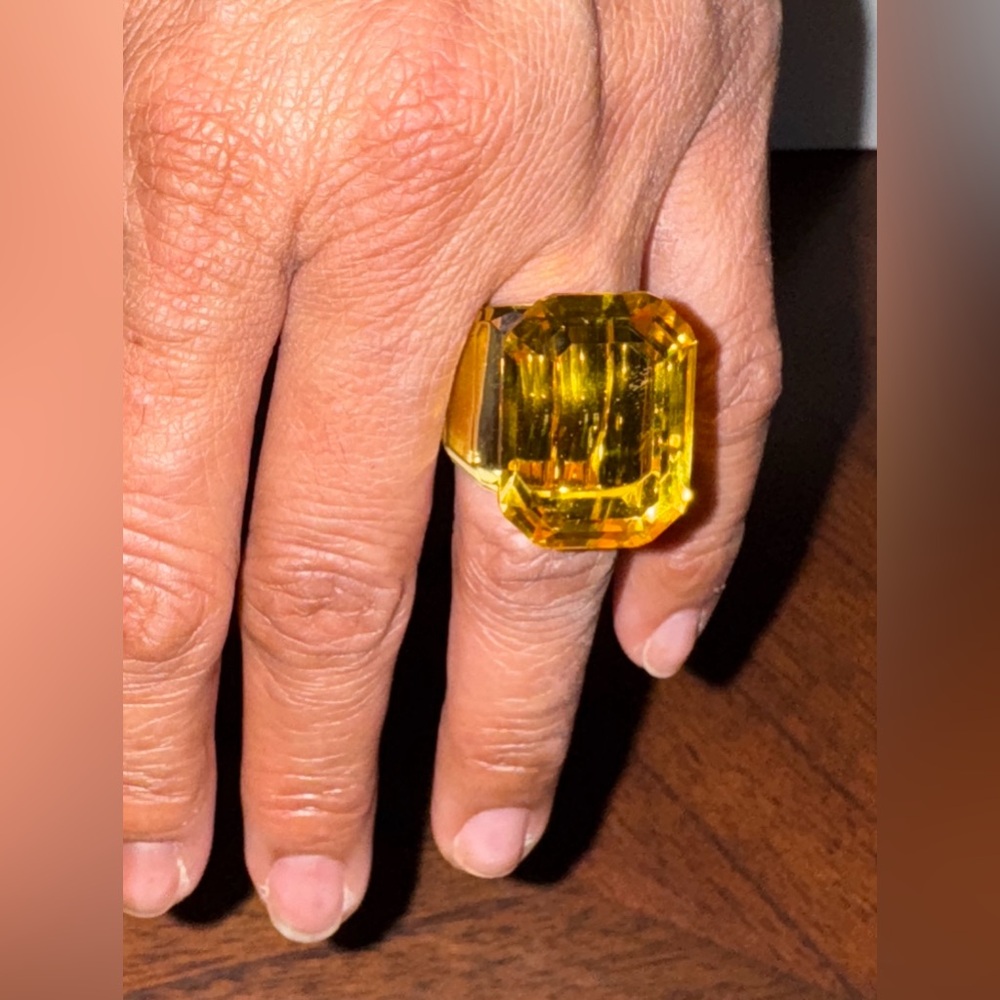 Lucent Octagon cut cocktail ring - Picture 7 of 8